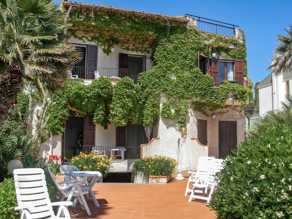 Locazione Turistica Anita Giardini-Naxos Buitenkant foto